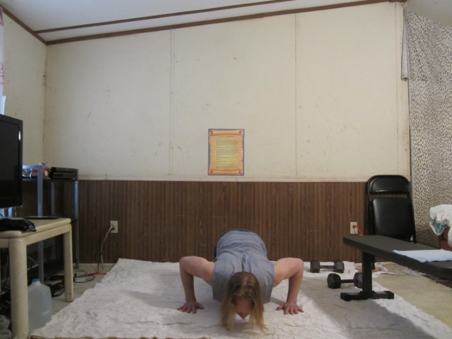 Bent knee push up picture demonstrating the middle of the repetition from a front viewpoint.